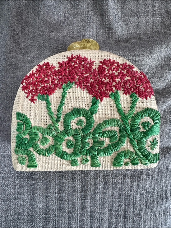Pamela Munson Handbags - NWT Pamela Munson Geraniums Embroidered Clutch